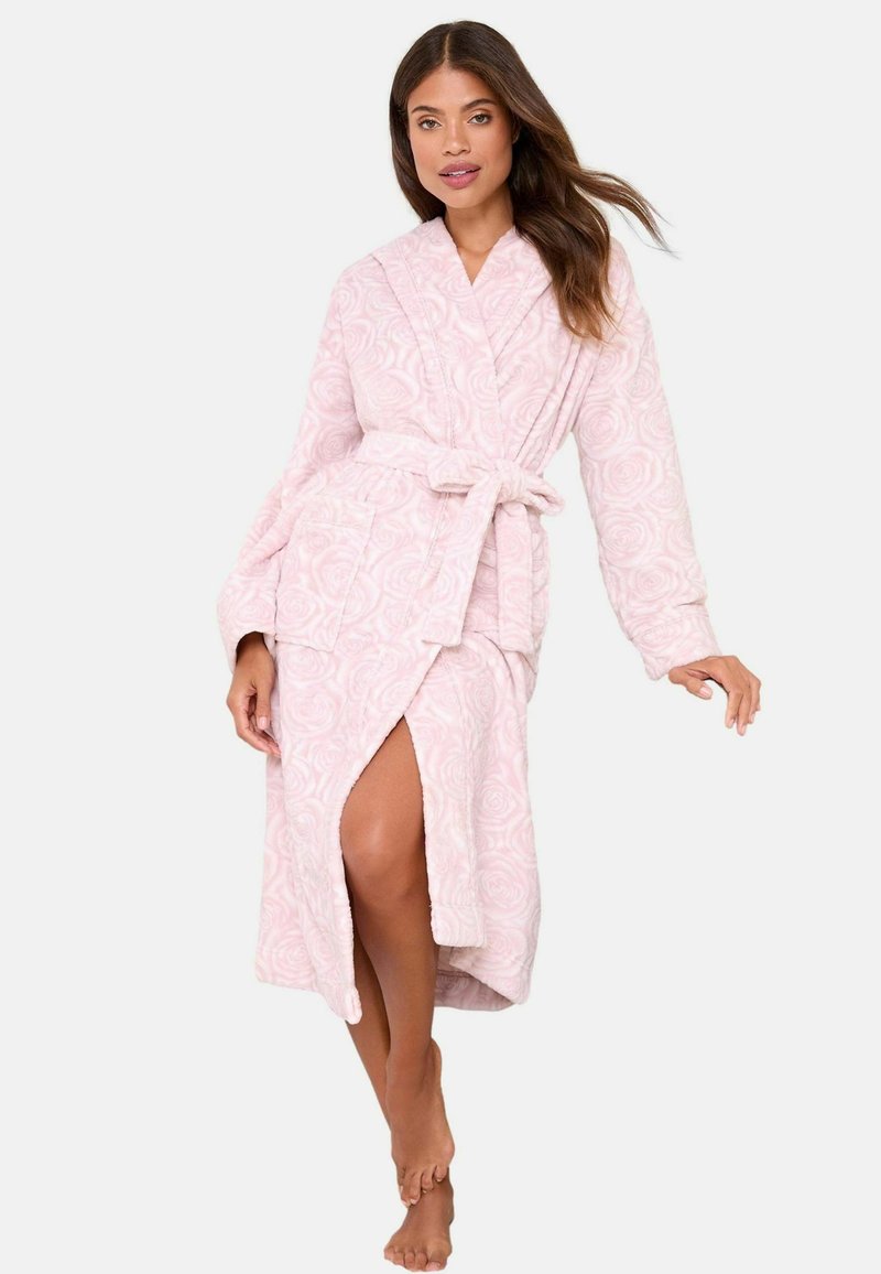 Roba di pile rosa con una texture floreale, dotata di una cintura da annodare e due tasche, lunghezza al ginocchio, con maniche larghe e un'apertura frontale leggermente sfumata.