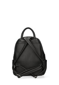 Zaino in pelle nera con finitura testurizzata. Forma arrotondata, doppio manico superiore e spallacci regolabili. Le tasche laterali sono visibili.