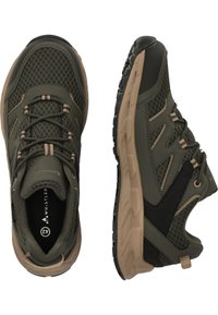 Zapatillas atléticas verdes y negras con tejido de malla, suela de goma, puntera reforzada y acentos en tono marrón. Presentan cordones y un diseño de dibujo prominente.
