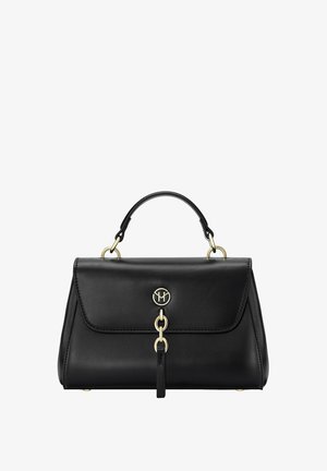 Bolso de mano de piel negra con un diseño estructurado, acentos de hardware dorado, un asa superior y un logo distintivo en la parte frontal.