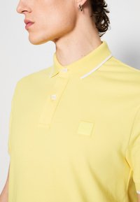 BOSS PASSERTIP - Polo - bright yellow