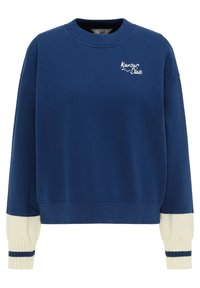 Sudadera azul marino con cuello redondo, puños acanalados que presentan rayas blancas y azules, y texto bordado en blanco "Kunsas State" en el pecho.
