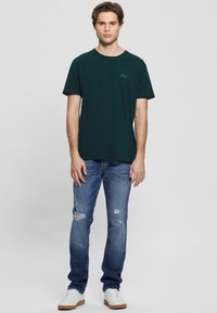 Guess LOGO BRODÉ - T-shirt basic - vert foncé