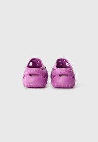 Sabots violets en matériau léger et durable. Présentent des trous de ventilation et une semelle texturée pour une meilleure adhérence. Fini de surface lisse.