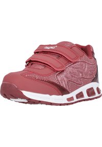 Chaussure de sport rouge avec des bandes auto-agrippantes, dotée d'une superposition en tissu métallique, d'accents texturés et d'une semelle blanche rembourrée.