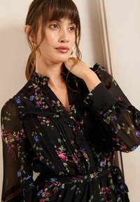 Love & Roses HIGH NECK RUFFLE MINI  - Tričkové šaty - black
