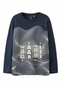 Marineblå langermet bomullsskjorte med hvite bølgemønstre og geometrisk tekstdesign. Har rund hals og avslappet passform.