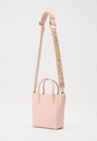 Rosa läder tote-väska med två handtag upptill och en avtagbar axelrem som har "LOVE MOSCHINO" i guldtext och nitar.