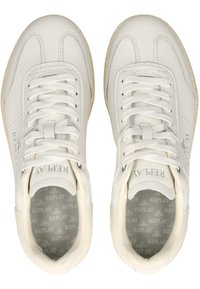 Baskets en cuir blanc avec une pointe arrondie, des accents texturés, des lacets plats et un branding subtil sur les côtés et sur les languettes. Semelle en caoutchouc.