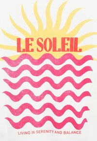 Soleil jaune avec des rayons au-dessus du texte rouge « LE SOLEIL » et six lignes ondulées rouges en dessous, avec un texte plus petit « VIVRE EN SÉRÉNITÉ ET EN ÉQUILIBRE. »