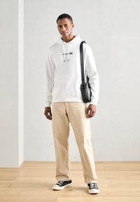 Scotch & Soda RELAXED FIT ARTWORK HOODIE - Felpa con cappuccio - white