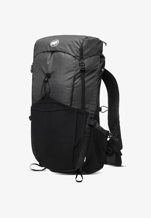 Zwarte en grijze rugzak met een ruitpatroon, meerdere verstelbare banden en een zijvak van gaas. Heeft een bovenkant met rits en een verstevigde bodem.