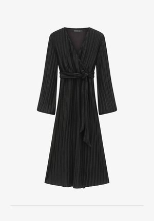 Robe noire à rayures, à manches longues et ceinture à la taille. Le tissu a une texture douce et un décolleté en V profond.
