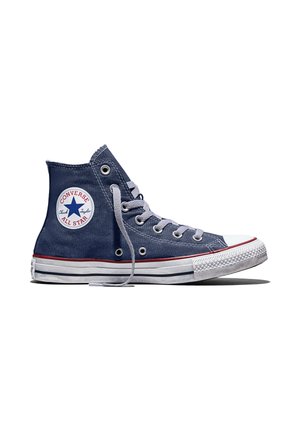 Zapatilla Converse Chuck Taylor All Star de caña alta en azul marino, con suela de goma blanca, puntera y cordones blancos, vista de lado sobre fondo blanco.