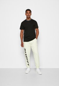 Lacoste T-shirt med print - noir