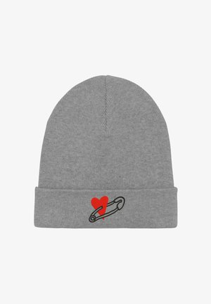 Căciulă gri tricotată cu brățară pliabilă, cu un design de ac de siguranță negru, inimă roșie și picătură, dintr-un material moale.