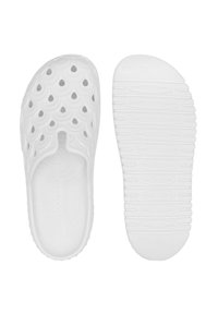 Scarpe bianche in gomma slip-on con un design a scallop e fori perforati sulla parte superiore. Suola texturizzata per una migliore aderenza. Costruzione leggera.