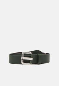 Cintura in pelle verde con fibbia in metallo argentato, caratterizzata da un accento con logo. Texture liscia e design elegante, con un'unica asola per la cintura.