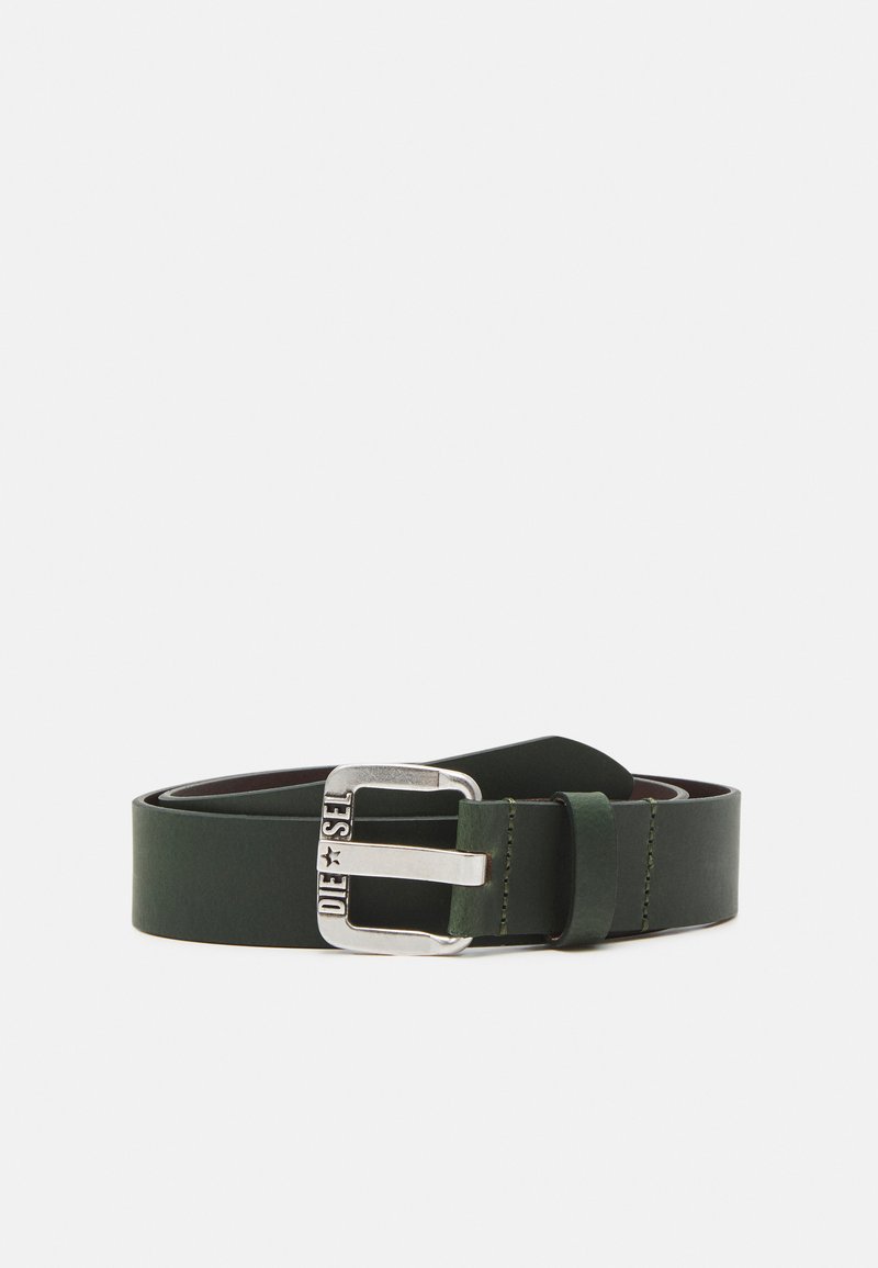 Cintura in pelle verde con fibbia in metallo argentato, caratterizzata da un accento con logo. Texture liscia e design elegante, con un'unica asola per la cintura.