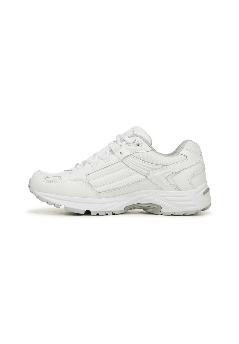 Witte sportieve schoen met een gestructureerde bovenkant, gevoerde kraag en een witte rubberen zool. Beschikt over rechte veters en subtiele grijze accenten op de hiel.