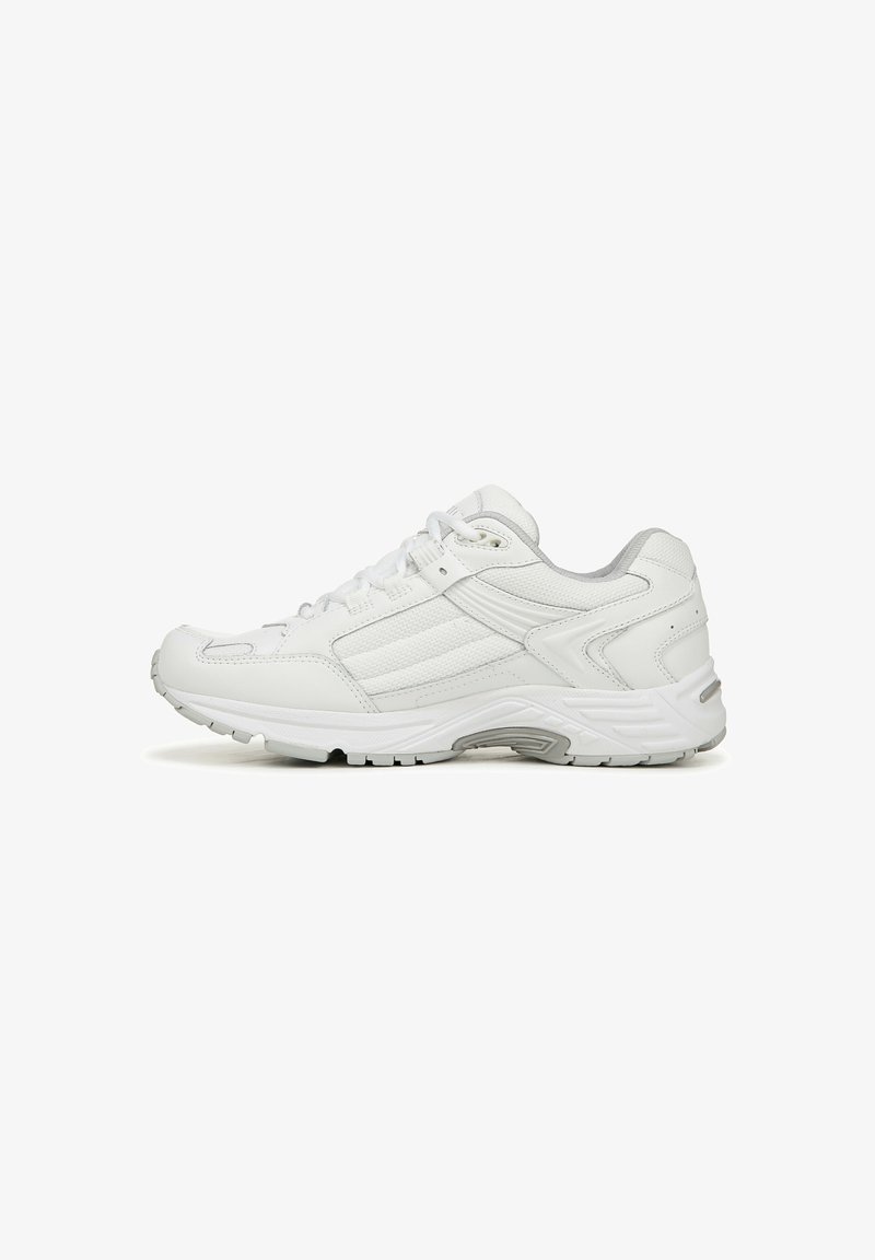 Weißer Sportschuh mit strukturiertem Obermaterial, gepolstertem Schaft und weißer Gummisohle. Verfügt über gerade Schnürsenkel und dezente graue Akzente an der Ferse.