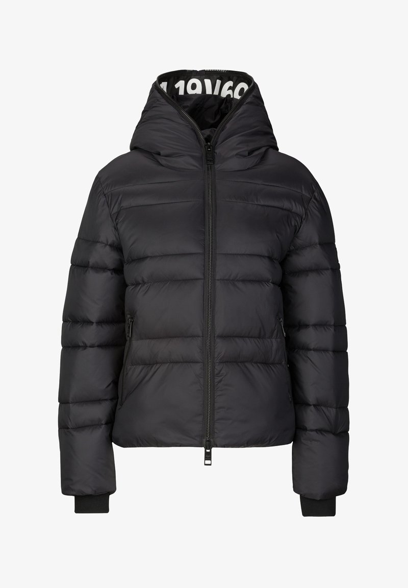 Zwarte gewatteerde jas met een quilted ontwerp, capuchon, volledige rits aan de voorkant en zijzakken. Heeft ribgebreide manchetten voor extra warmte en pasvorm.