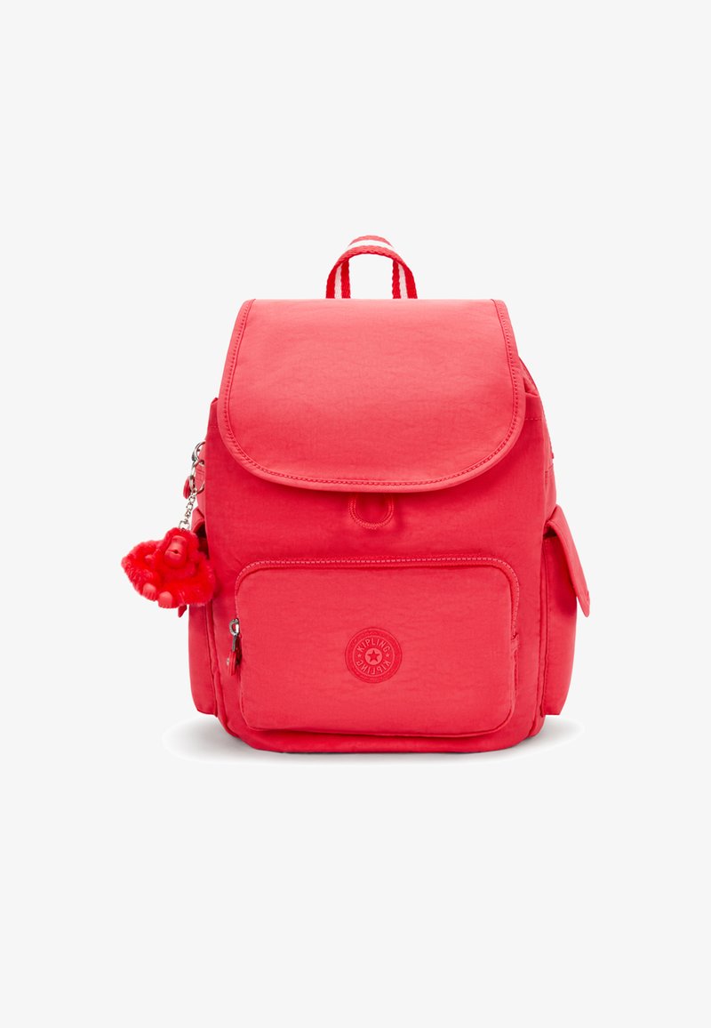 Mochila de tela roja con cierre de solapa, bolsillo frontal, bolsillo lateral y un llavero con un pequeño mono rojo. Logotipo grabado en la parte frontal.