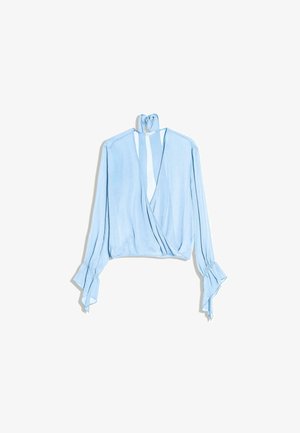 Lichtblauwe blouse met lange mouwen, diepe V-hals, overslag aan de voorkant, wijde manchetten en een smalle nekstrik aan de achterkant.