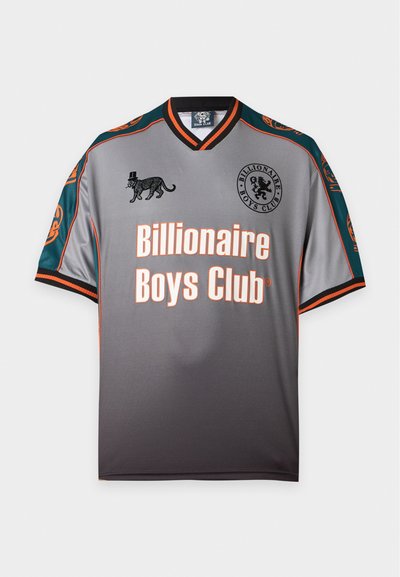 Γκρι κοντομάνικο πουκάμισο Billionaire Boys Club με μαύρες και πορτοκαλί λεπτομέρειες, μαύρη λεοπάρδαλη με ψηλό καπέλο και λογότυπα στο στήθος και τα μανίκια.
