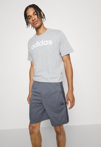 adidas Sportswear ESSENTIALS SINGLE LINEAR EMBROIDERED - Apdrukāts T-krekls - medium grey heather