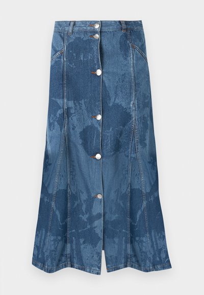 Midi φούστα από denim με κλείσιμο με κουμπιά στο μπροστινό μέρος, δύο τσέπες στο πλάι, ραφές με πάνελ και ένα διακριτικό σχέδιο acid-wash σε όλο το ύφασμα.