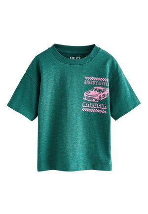 T-shirt vert à manches courtes pour enfants avec un motif voiture de course rose et le texte « Speedy Little Racecar » sur le côté avant gauche.