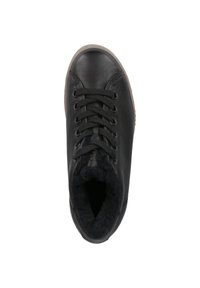 Zapatilla negra de cuero con un acabado texturizado, diseño con cordones, cuello acolchado y un forro suave. Presenta una suela de goma marrón.