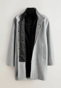 Grijze houndstooth jas met een geknipt kraag, zwarte voering, voorzakken en drukknoopsluitingen, met een relaxte pasvorm en lichte textuur.