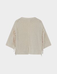 Μπεζ πλεκτό πουλόβερ με φαρδιά μανίκια και μακριές φουντίτσες κατά μήκος των εξωτερικών πλευρών των χεριών, που παρουσιάζεται από πίσω σε λευκό φόντο.