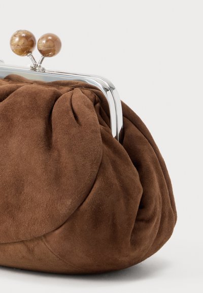 Μαλακό καφέ σουέντ τσαντάκι φάκελος με ασημένιο μεταλλικό πλαίσιο και δύο στρογγυλά καφέ κουμπιά κλεισίματος επάνω.