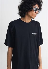 Carhartt WIP STAMP - Apdrukāts T-krekls - black/white