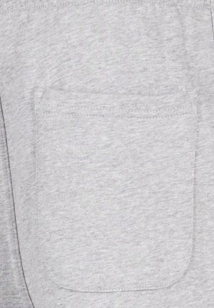 Világosszürke anyag, kis, négyzet alakú foltzseb varrva a felületére.