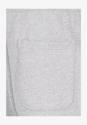 Világosszürke anyag, kis, négyzet alakú foltzseb varrva a felületére.