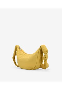 Borsa a spalla in tessuto giallo con forma curvata, manici annodati e chiusura con zip. Superficie testurizzata con dettagli di cucitura visibili.