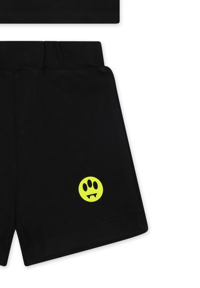 Shorts neri in cotone con una grafica di una zampa di cartone gialla con zanne sul lato sinistro inferiore. Vita elastica per il massimo comfort.