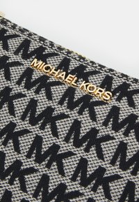 MICHAEL Michael Kors POUCHETTE - Käekott - black