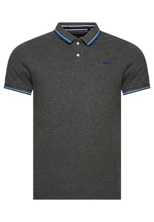 Polo à manches courtes gris foncé avec col et poignets à rayures bleues, patte de boutonnage à deux boutons, et petit logo brodé bleu sur la poitrine.