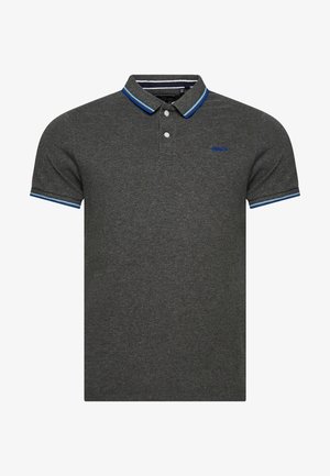 Polo à manches courtes gris foncé avec col et poignets à rayures bleues, patte de boutonnage à deux boutons, et petit logo brodé bleu sur la poitrine.
