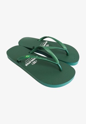 Chanclas verdes de goma con una planta texturizada, que presentan correas de un verde claro en contraste y un logo impreso en la plantilla.