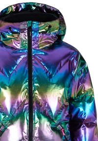 Iridescentní puffer bunda s kapucí, s předním zipem, šikmým prošíváním a texturovaným, reflexním materiálem v živých barvách.