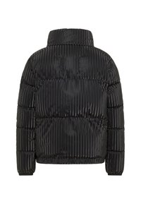 Czarna kurtka puchowa z prążkowaną fakturą, wysokim kołnierzem i elastycznym paskiem na dolnym brzegu, zaprojektowana z myślą o izolacji i stylu.