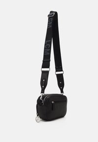 Borsa a tracolla nera realizzata in pelle texturizzata con una cerniera argentata, tracolla regolabile con branding "LCM" e tasca frontale con cerniera.