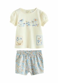 Ensemble pour enfants en deux pièces comprenant un haut texturé jaune clair avec des broderies florales, associé à un short bleu à motifs.