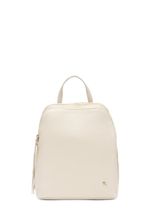 Zaino in pelle color crema con manico superiore, cerniera dorata e piccolo logo dorato sul davanti su sfondo bianco.